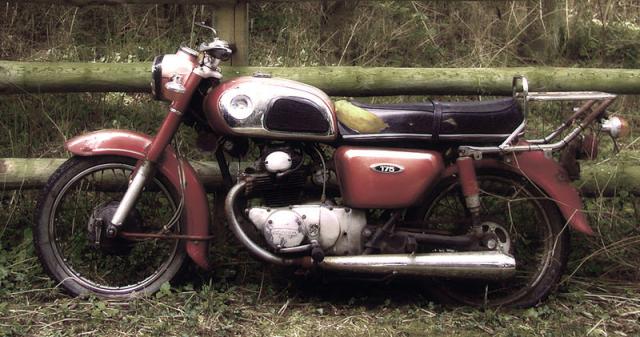Name:  800px-Honda_CD175_01.jpg
Views: 178
Size:  50.3 KB