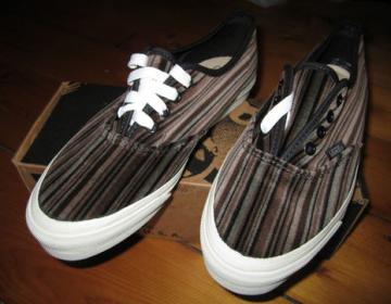 Name:  vintage_women's_NOS_1990s_CLASSIC_VANS_ERA_lace_deck_ERA_SNEAKERS_made_in_USA--2.jpg
Views: 267
Size:  17.4 KB