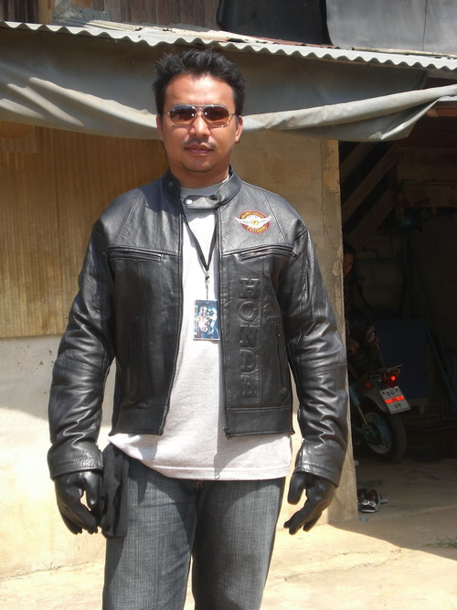 Name:  1.งานนี้พี่เอ๋มามาดเข้มกับเสื้อหนังตัวใหม่.jpg
Views: 5720
Size:  97.6 KB