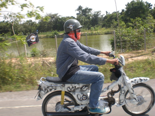 Name:  7.พี่ป้อมกับรถใหม่สไตล์เก๋าเกมส์(เจ้าใบไม้).jpg
Views: 1190
Size:  86.9 KB