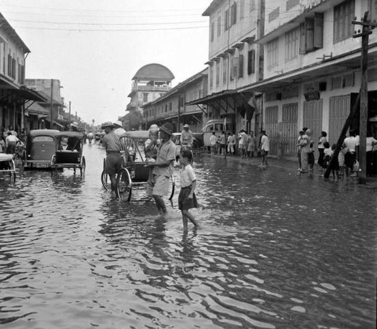 Name:  1949-bangkok-flooding-XZX.jpg
Views: 1052
Size:  50.5 KB