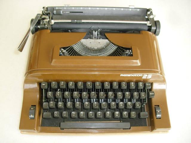 Name: พิมพ์ดีดกระเป๋าหิ้ว ภาษาไทย ยี่ห้อ RAMINGTON สีน้ำตาลคลาสสิค เก่ากว่า 40 ปี สภาพใช้งานได้ดีทุกฟั.jpg
Views: 708
Size: 41.6 KB